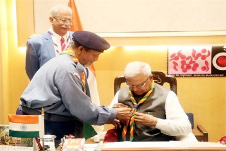 राज्यपाल पटेल को स्काउट्स स्कार्फ पहनाकर किया सम्मानित