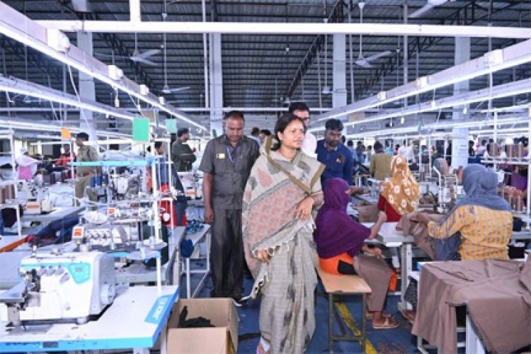 मंत्री लक्ष्मी राजवाड़े ने शबरी एंपोरियम, और गारमेंट फैक्ट्री का किया अवलोकन