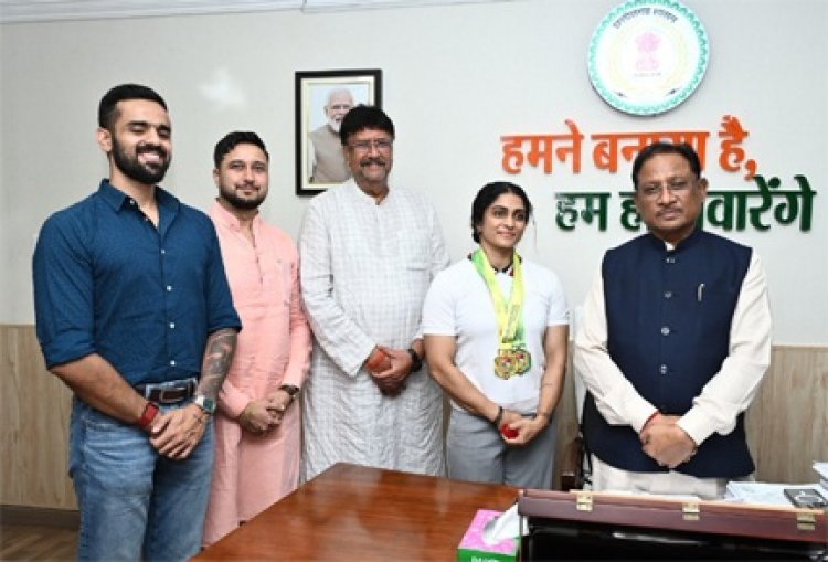 मुख्यमंत्री से एशियन अफ्रीकन पैसिफिक पावरलिफ्टिंग चैंपियनशिप की स्वर्ण पदक विजेता सुश्री नमी राय पारेख ने की मुलाकात