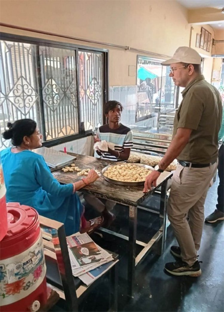 'बने खाबो-बने रहिबो' अभियान में होटलों, ढाबों और स्ट्रीट फूड वेंडर्स की जांच