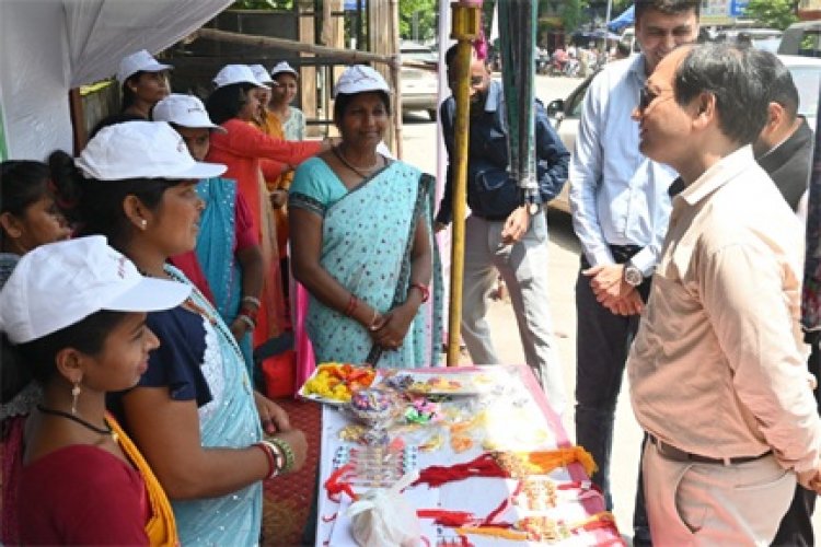 हर घर तिरंगा अभियान के तहत बिहान दीदियों ने लगाया बिलासपुर में स्वदेशी उत्पादों का तिरंगा बाजार
