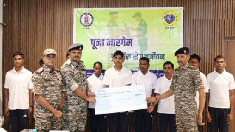 24 लाख के इनामी माओवादियों ने किया सरेंडर