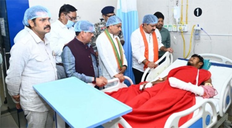 उपमुख्यमंत्री विजय शर्मा ने मेडिकल कॉलेज हॉस्पिटल पहुंच आईडी ब्लास्ट में घायल ग्रामीण और भालू के हमले में घायल जवान से भेंटकर पूछा स्वास्थ्य का हाल