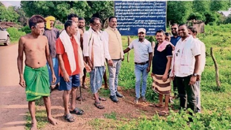 मतांतरण के विरोध में ग्रामीणों ने गांव के बाहर लगाया बोर्ड