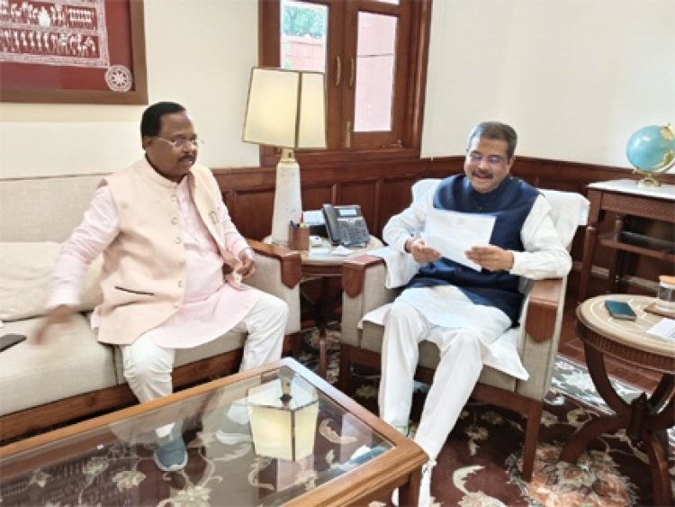 मंत्री रामविचार नेताम ने दिल्ली में केंद्रीय शिक्षा मंत्री धमेंद्र प्रधान से की सौजन्य मुलाकात