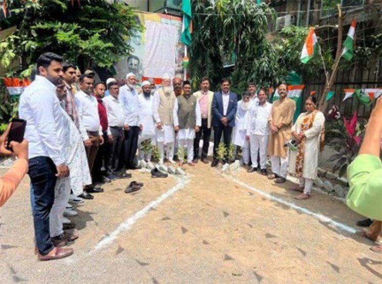 डाॅ.सलीम राज ने कार्यालय, छ.ग.राज्य वक्फ बोर्ड व अन्य वक्फ संस्थानों पर किया ध्वजारोहण