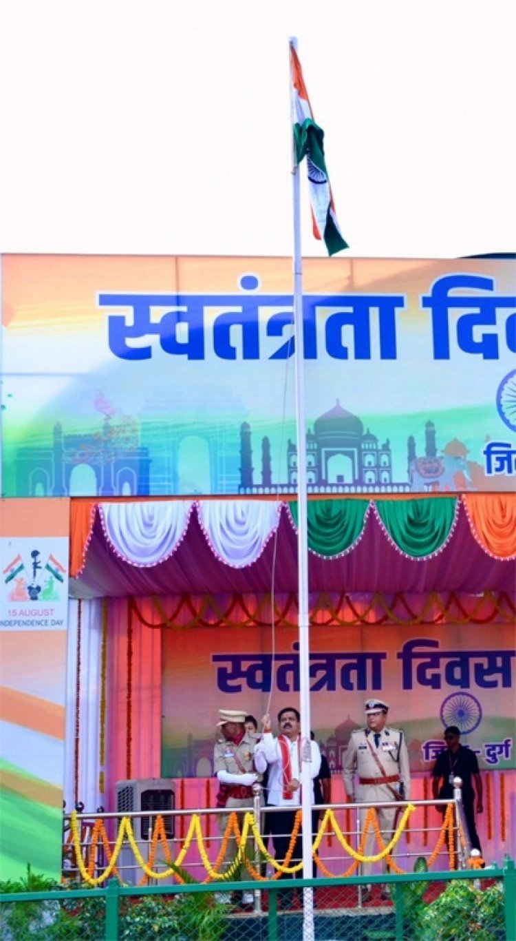 उपमुख्यमंत्री शर्मा ने दुर्ग में ध्वजारोहण कर परेड की सलामी ली