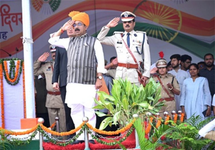 स्वतंत्रता दिवस पर उप मुख्यमंत्री अरूण साव ने किया ध्वजारोहण