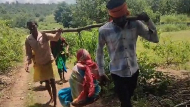 गर्भवती को कंधे पर ढोकर ले जा रहे थे अस्पताल, रास्ते में ही दिया बच्चे को जन्म