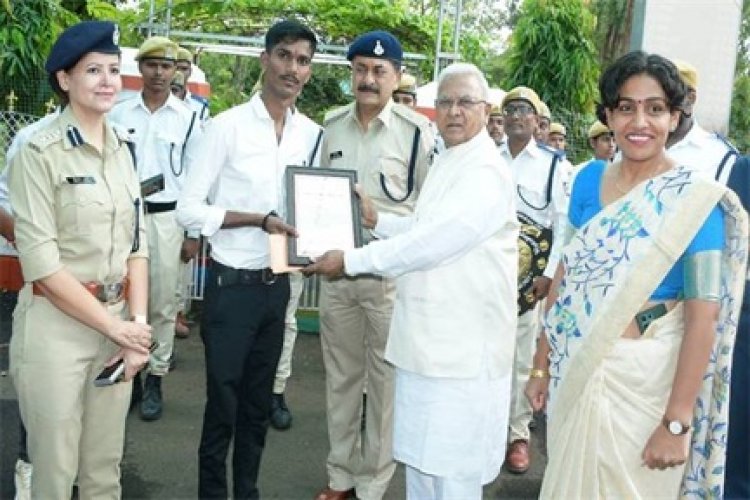 राज्यपाल पटेल ने घायलों को अस्पताल पहुंचाने वाले राहवीरों को किया सम्मानित