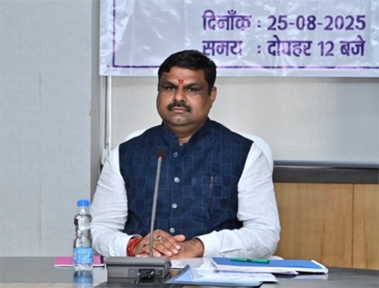 शिक्षा विभाग के अधिकारी शिक्षण कार्य को सर्वोच्च प्राथमिकता दें : मंत्री गजेन्द्र यादव