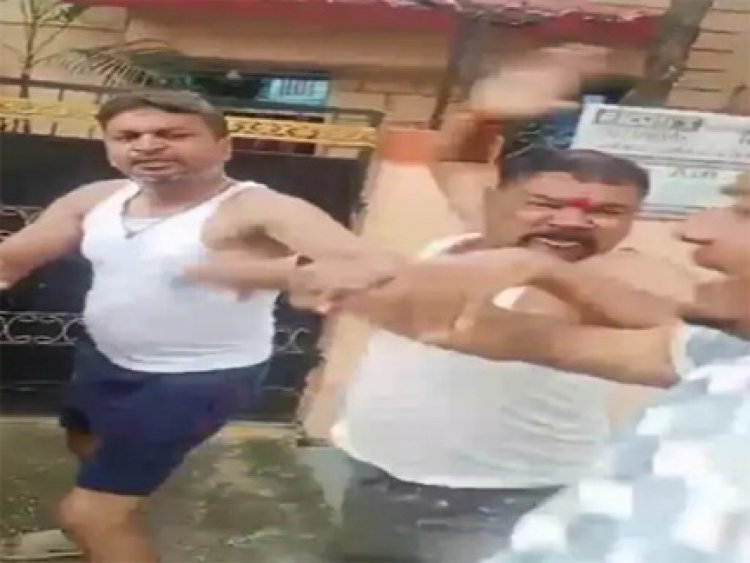 रायपुर में कुत्ते के पेशाब करने पर विवाद....