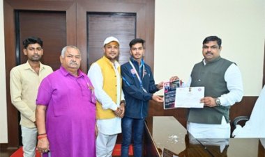 शिक्षा मंत्री गजेन्द्र यादव से ओमप्रकाश सेन ने की सौजन्य भेंट