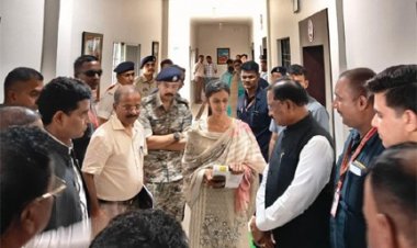 बाढ़ में बही पुस्तकें, टेबलेट भी हुआ खराब, पर नहीं रुकेगी पूनम की प्रतियोगी परीक्षा की तैयारी