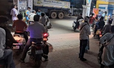 बिना Helmet धड़ल्ले से मिला Petrol