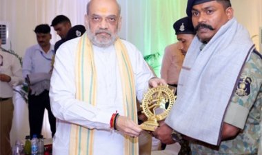 केन्द्रीय गृह एवं सहकारिता मंत्री अमित शाह ने कर्रेगुट्टालु पहाड़ी पर ‘ऑपरेशन ब्लैक फॉरेस्ट’ को सफलतापूर्वक अंजाम देने वाले सीआरपीएफ, छत्तीसगढ़ पुलिस, डीआरजीऔर कोबरा के जवानों से भेंट की और उन्हें सम्मानित किया