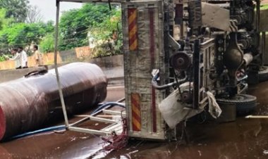 टायर फटने से हाईवे पर पलटा टैंकर, सड़क पर फैला कैमिकल