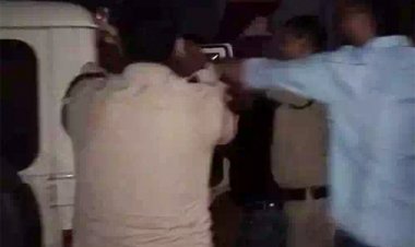 पुलिसकर्मियों-युवकों के बीच धक्का-मुक्की