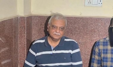 सरेंडर करने पहुंचे पूर्व IAS आलोक शुक्ला