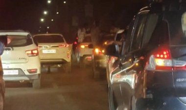 कार की खिड़की से बाहर निकलकर सड़क पर हुड़दंग मचाते युवक,पुलिस ने जब्त की 18 गाड़ियां