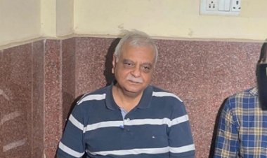 सरेंडर करने पहुंचे पूर्व IAS आलोक शुक्ला