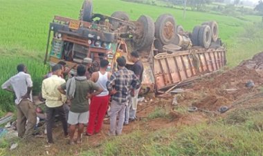 ट्रक पलटने से ड्राइवर रातभर स्टेरिंग में फंसा