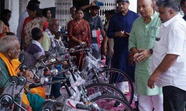 पर्यटन एवं संस्कृति मंत्री राजेश अग्रवाल ने दिव्यांगजनों को ट्रायसायकल एवं व्हीलचेयर का किया वितरण