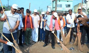 उप मुख्यमंत्री अरुण साव की अगुवाई में महामाया मंदिर से अस्पताल तक सफाई