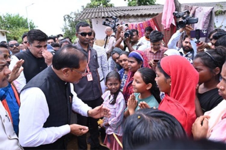 बाढ़ प्रभावितों का हाल जानने उनके बीच पहुँचे मुख्यमंत्री साय: अधिकारियों को राहत एवं पुनर्वास कार्यों में तेजी लाने के निर्देश