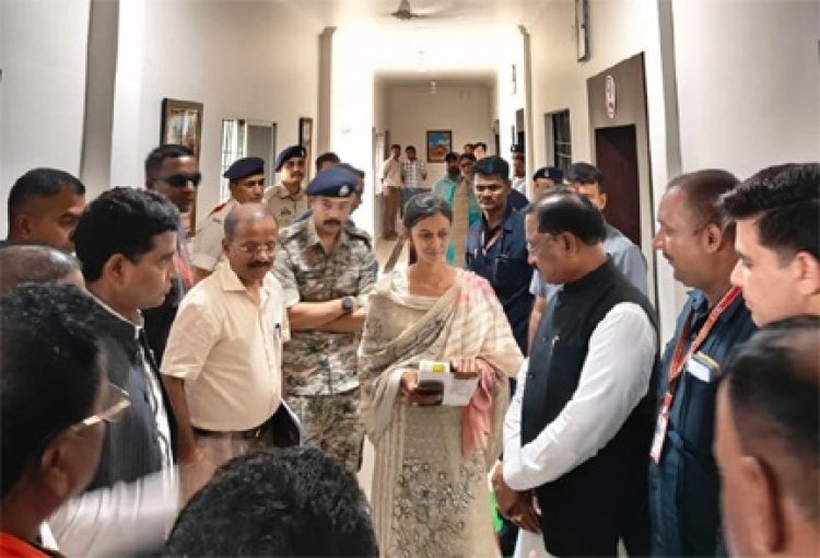 बाढ़ में बही पुस्तकें, टेबलेट भी हुआ खराब, पर नहीं रुकेगी पूनम की प्रतियोगी परीक्षा की तैयारी