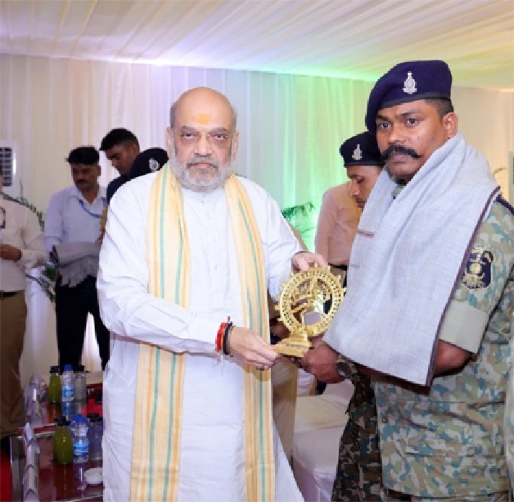 केन्द्रीय गृह एवं सहकारिता मंत्री अमित शाह ने कर्रेगुट्टालु पहाड़ी पर ‘ऑपरेशन ब्लैक फॉरेस्ट’ को सफलतापूर्वक अंजाम देने वाले सीआरपीएफ, छत्तीसगढ़ पुलिस, डीआरजीऔर कोबरा के जवानों से भेंट की और उन्हें सम्मानित किया