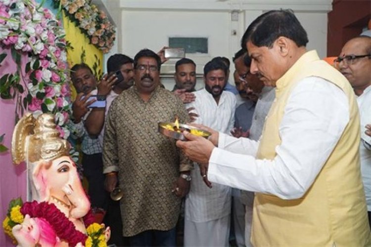 मुख्यमंत्री डॉ. यादव उज्जैन प्रेस क्लब में भगवान श्री गणेश की आरती में हुए शामिल