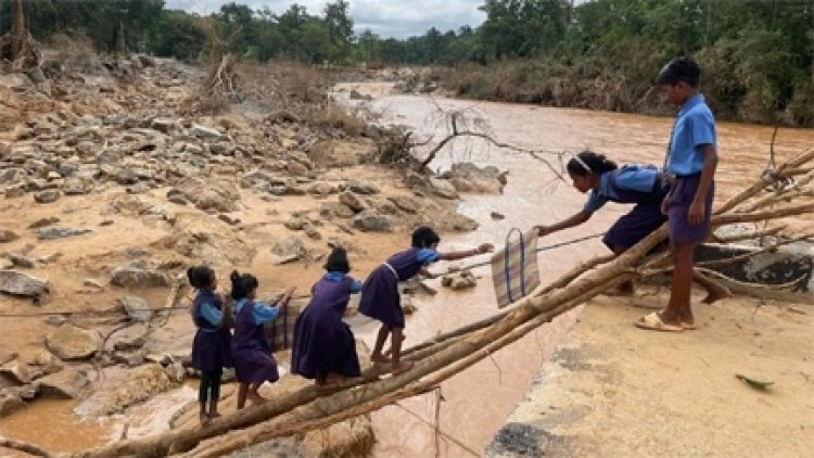 टूटी पुलिया-उफनती नदी पार करने के मामले में हाई कोर्ट ने जताई नाराजगी