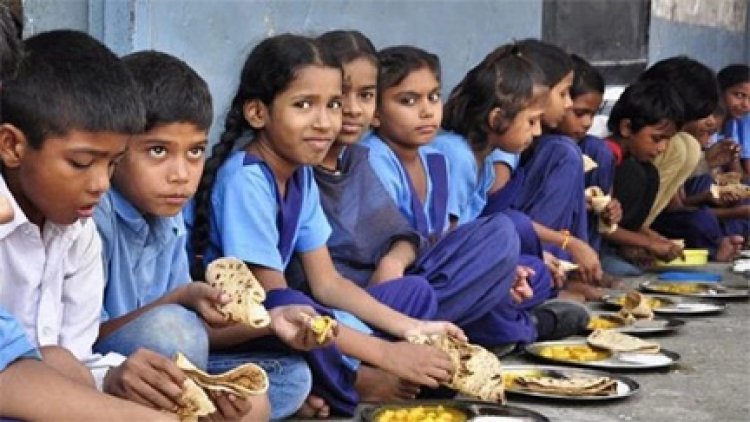 बच्चों की जान से खिलवाड़! स्कूल के खाने में नजर आए कीड़े, प्रिंसिपल को मिला नोटिस