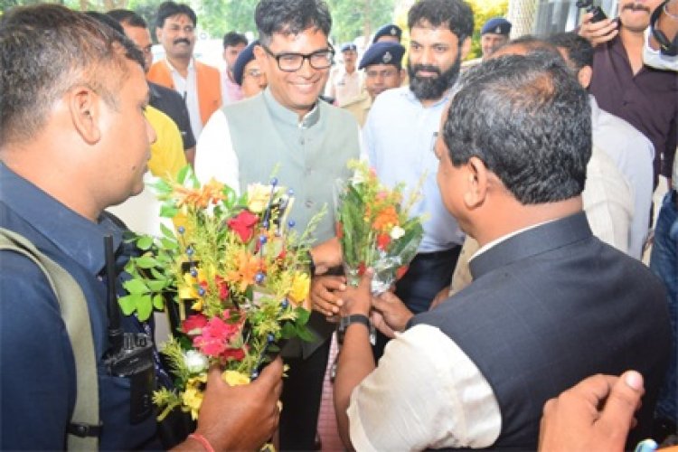 वित्त एवं जिले का प्रभारी मंत्री ओ.पी. चौधरी के जशपुर आगमन पर जनप्रतिनिधियों और अधिकारियों ने किया आत्मीय स्वागत