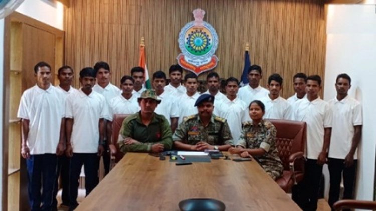 नारायणपुर जिले में 17 माओवादियों ने किया सरेंडर