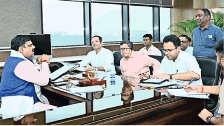 शिक्षा मंत्री ने अधिकारियों के साथ की बैठक