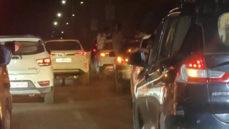 कार की खिड़की से बाहर निकलकर सड़क पर हुड़दंग मचाते युवक,पुलिस ने जब्त की 18 गाड़ियां