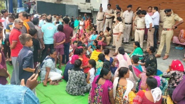 शराब की दुकान के खिलाफ महिलाओं का विरोध