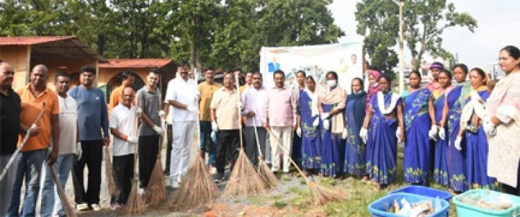 एक दिन-एक घंटा स्वच्छता ही सेवा अभियान के तहत बलरामपुर बाजार परिसर में सामूहिक श्रमदान