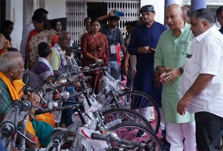 पर्यटन एवं संस्कृति मंत्री राजेश अग्रवाल ने दिव्यांगजनों को ट्रायसायकल एवं व्हीलचेयर का किया वितरण