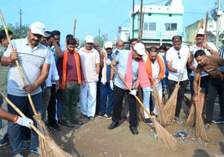 उप मुख्यमंत्री अरुण साव की अगुवाई में महामाया मंदिर से अस्पताल तक सफाई