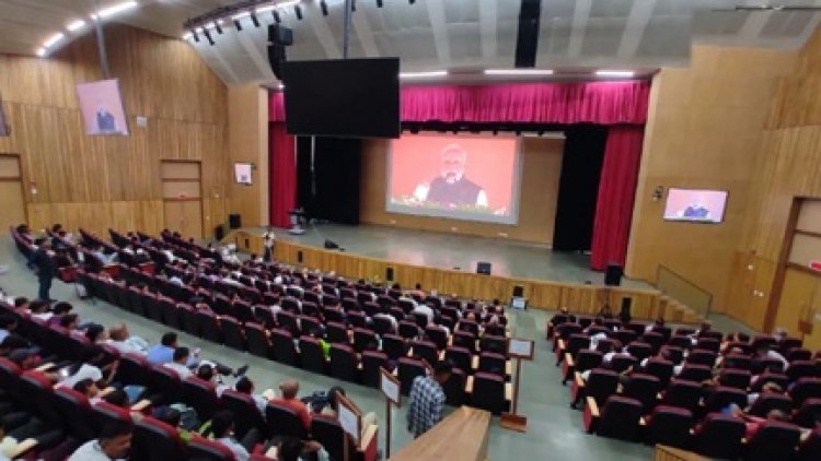 प्रधानमंत्री नरेंद्र मोदी नेआइआइटी भिलाई चरण बी निर्माण की आधारशिला रखी