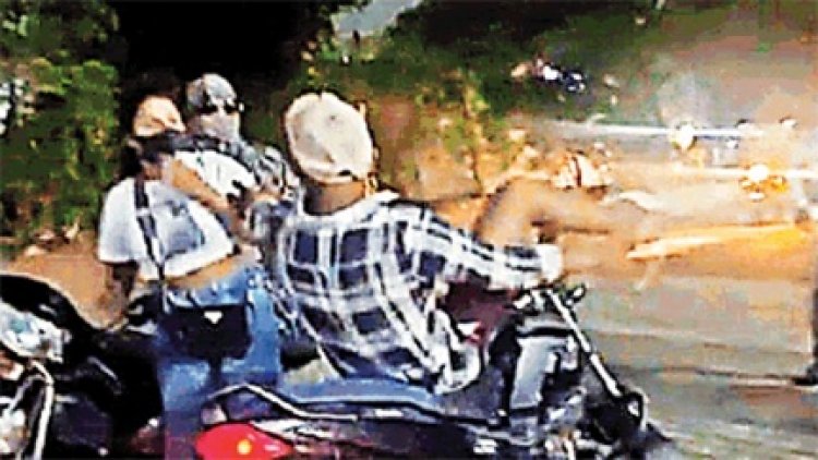 शहर के मुख्य मार्ग पर युवतियों की गुंडागर्दी का वीडियो वायरल
