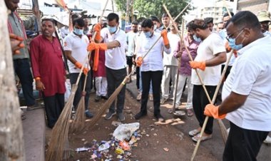 राजस्व मंत्री टंक राम वर्मा ने खेल मैदान में सफाई कर दिया स्वच्छता का संदेश