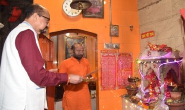 राज्यपाल डेका ने हनुमान मंदिर में पूजा अर्चना की