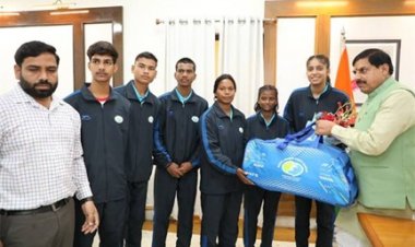 मुख्यमंत्री डॉ. यादव से मिले जर्मनी जाने वाले ग्राम विचारपुर के 5 फुटबॉल खिलाड़ी