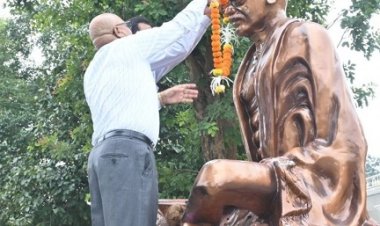 कलेक्टर भगवान सिंह उइके ने महात्मा गांधी की प्रतिमा पर किया माल्यार्पण