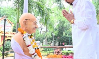 राज्यपाल डेका ने महात्मा गांधी और लाल बहादुर शास्त्री को पुष्पांजलि अर्पित की