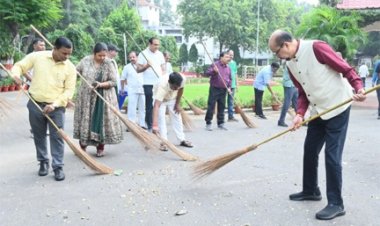 राज्यपाल डेका ने गांधी जयंती पर की साफ-सफाई